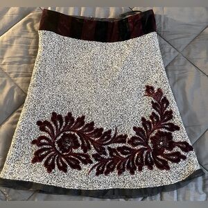DO’LCE APPAREL Vintage Women's Tweed and Velour Embellished Skirt. Size: Large
